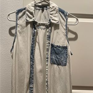 Signature Studio. Sleeveless, collar, button up.